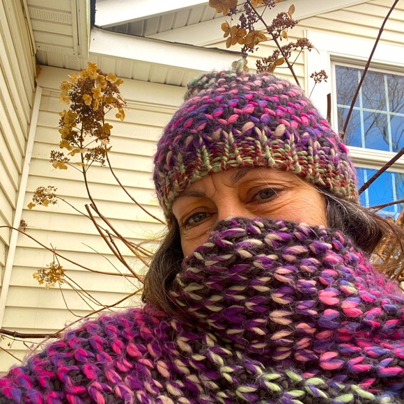 Hat, scarf and hand warmers - Picture 2 of 6